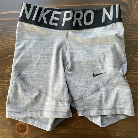 Nike Women’s Pro 5” Shorts - Picture 1 of 3